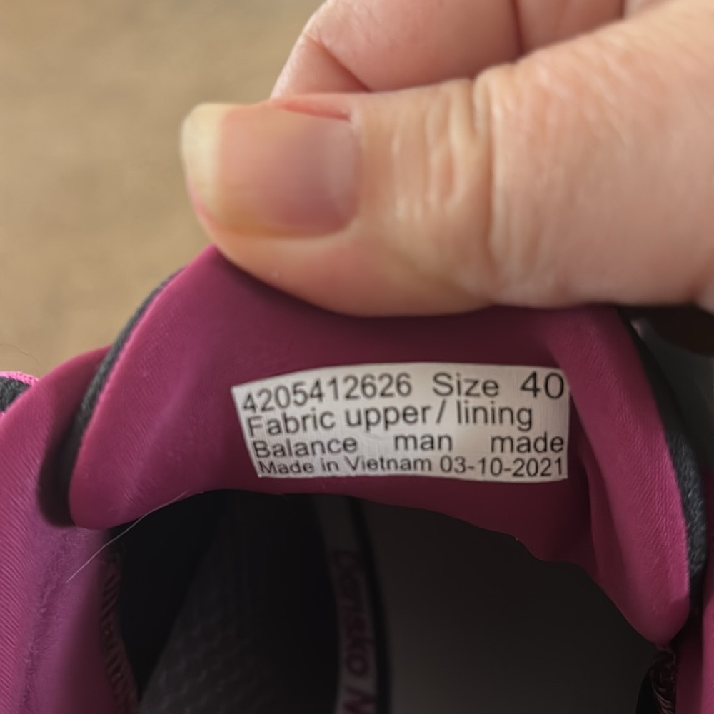 black athletic shoes size 40, gently worn in good condition. - Picture 7 of 7